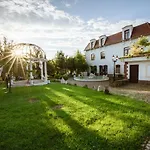 Dworek Galosa B&B *