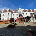 Bed & Breakfast Dworek Galosa *