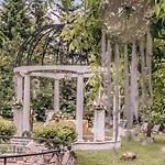 Dworek Galosa Bed & Breakfast