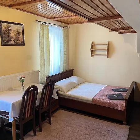 Bed and Breakfast Dworek Galosa *