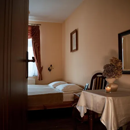 Bed and Breakfast Dworek Galosa *